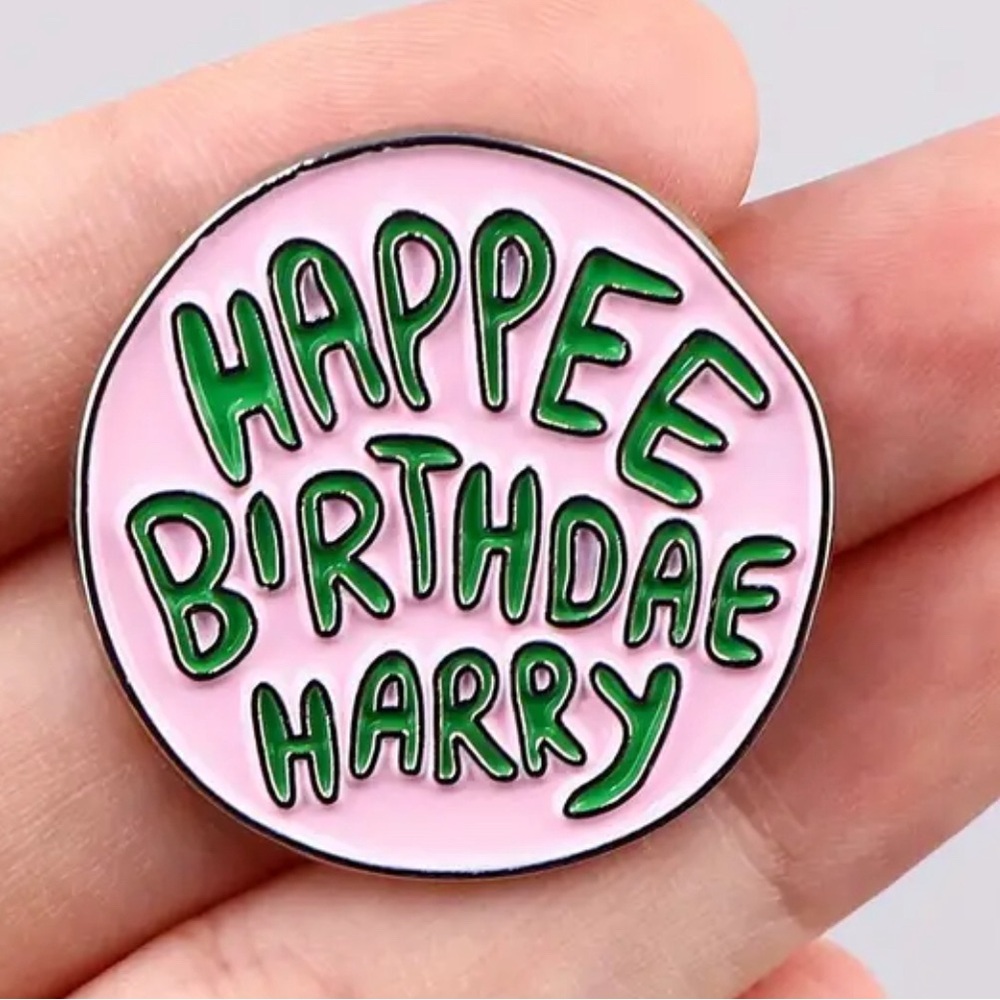 Harry Potter HAPPEE BIRTHDAE HARRY Pink & Green Happy Birthday Cake Enamel Pin
